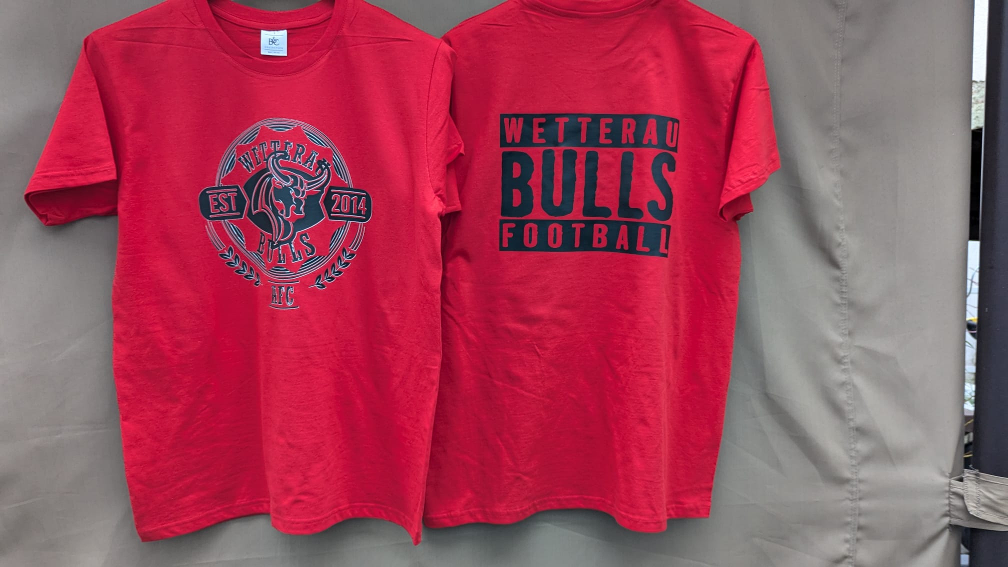 T-Shirt rot mit schwarzem Aufdruck - Bulls Special