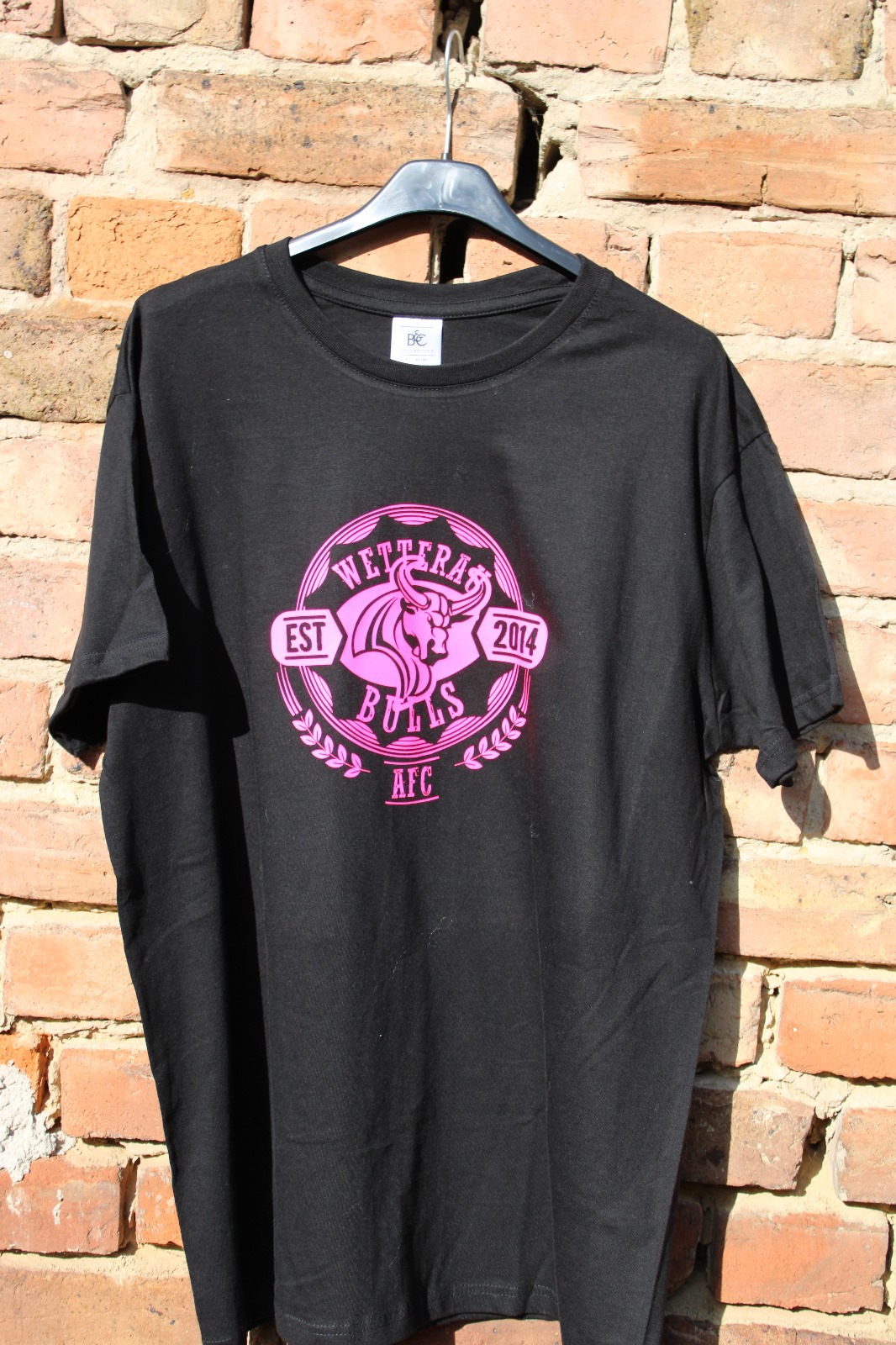 T-Shirt - Schwarz - Pinkes Logo